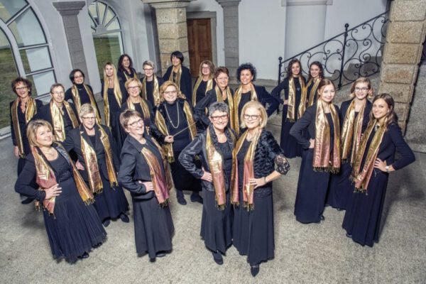 170428_1803_Ensemble_Kreuzer_Gruppenfoto_mit_Goldschals-1024x683 _web 170428_1803_Ensemble_Kreuzer_Gruppenfoto_mit_Goldschals-1024x683 _web